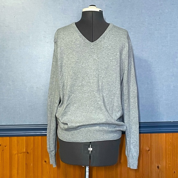 🔥3 for $15 Sale -J. Crew gray V neck sweater size medium - Picture 1 of 4